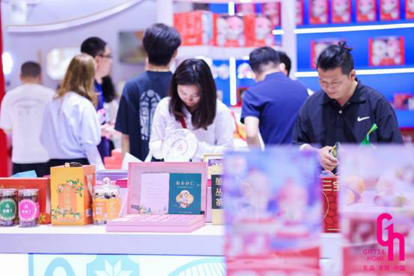 盛会启幕 2025深圳礼品家居展开展PG麻将胡了免费试玩模拟器礼业旗舰(图3)
